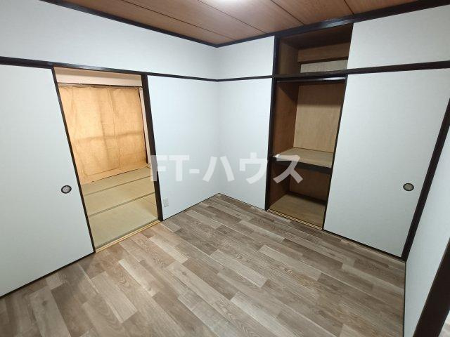 津田沼ビルの寝室