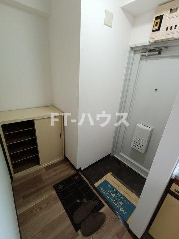 津田沼ビルの玄関