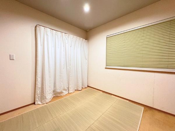 角子原　戸建ての和室|シンプルなデザインの和室で落ち着いた雰囲気が漂います。畳の状態も良好です。窓にはブラインドとカーテンが付いておりプライバシーの確保も可能です。照明が天井に設置されていて室内が明るく感じられます。