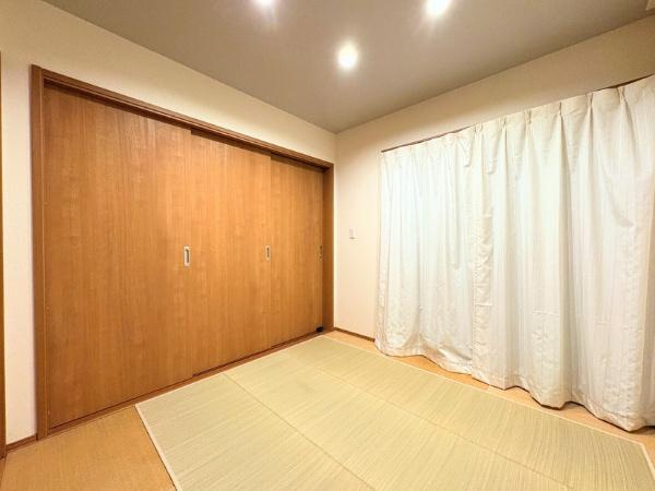 角子原　戸建ての和室|すっきりとしたデザインの和室です。明るい照明と落ち着いた色合いが特徴的です。大きな収納スペースも備えられています。窓際にはカーテンが設置されています。畳の上でゆったりと過ごせる空間です。