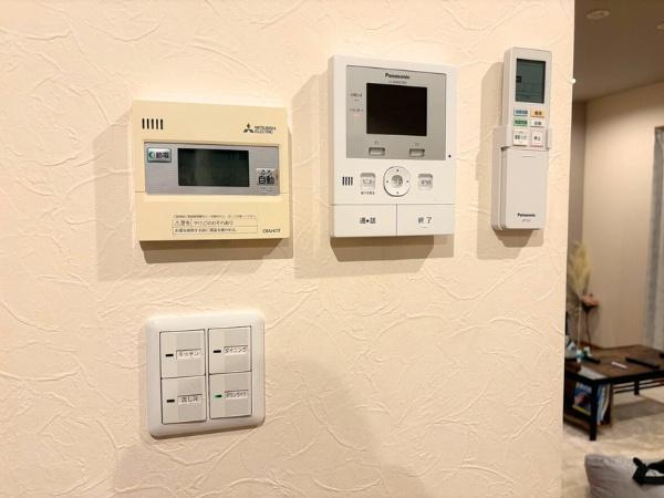 角子原　戸建てのその他|壁面に設置されたコントロールパネル類がすっきりと並び操作性に優れています。複数のスイッチやリモコンが集約されているため管理がしやすい印象です。インターホンや空調設備のリモート操作も可能です。