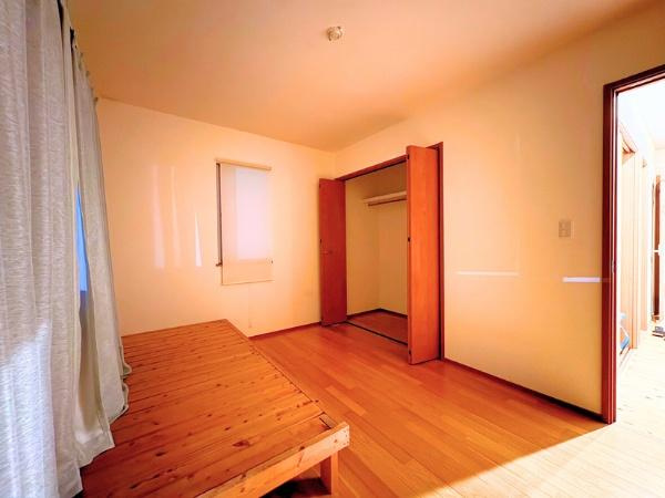 角子原　戸建ての洋室|明るい陽射しが差し込む洋室です。シンプルですっきりとした内装が特徴となっております。クローゼットが備わっており収納力も十分に感じられます。窓もあり換気もしやすい空間となっています。