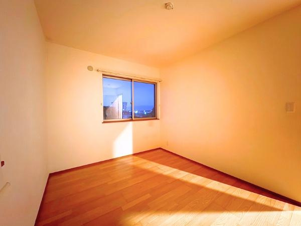 角子原　戸建ての洋室|大きな窓から差し込む自然光が室内をやさしく照らします。シンプルな内装で家具のレイアウトがしやすい洋室です。木目調の床が落ち着いた雰囲気を演出しています。無駄のない空間設計も魅力です。