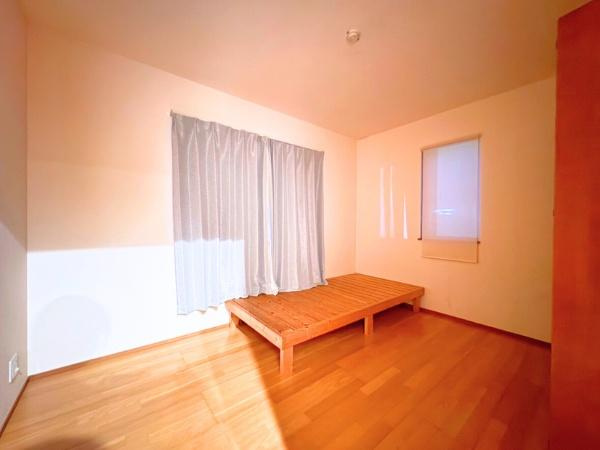 角子原　戸建ての洋室|やわらかな光が差し込む洋室です。落ち着いた色合いのフローリングが魅力的です。ベッドがあるためすぐにお使いいただけます。窓が二面あり通気性に配慮されています。