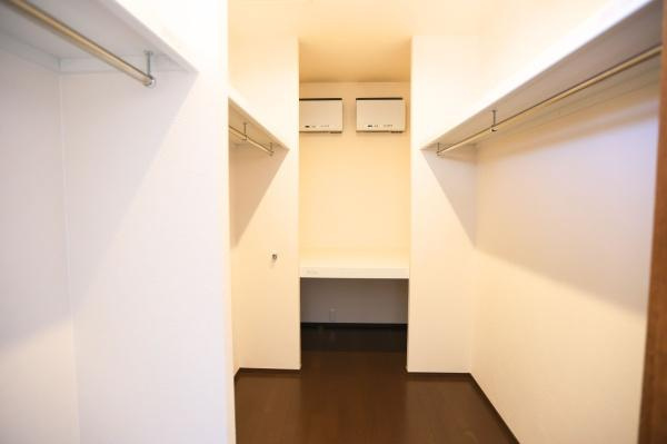 角子原　戸建ての収納|両側にハンガーラックが設置されており衣類の収納力がしっかり確保されています。奥行きのある室内で衣類をすっきり管理できます。棚も付いているため小物の整理にも便利です。