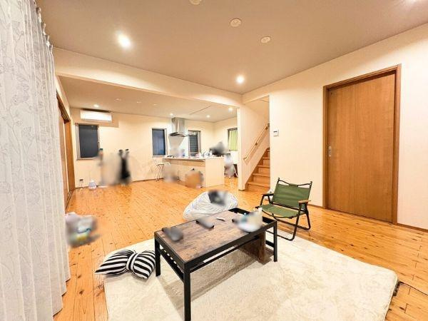 角子原　戸建ての居間・リビング|明るい照明が室内全体をやさしく照らしています。広々としたリビングが開放感を演出しています。シンプルな内装がすっきりとした印象です。窓が多く採光も考慮された空間です。