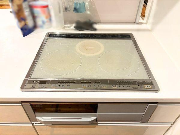 角子原　戸建てのキッチン|すっきりとしたデザインのIHコンロが設置されています。天板がフラットなので掃除が簡単です。操作パネルも見やすく扱いやすい仕様です。