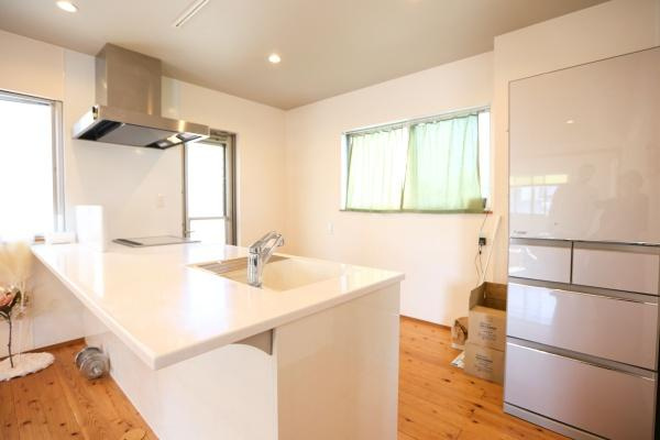 角子原　戸建てのキッチン|広々としたキッチンスペースが特徴です。収納や作業台が充実しており家事が進みやすい配置です。明るい室内で毎日の調理も快適に行えます。窓からの採光も良好です。木目調の床が温かみを演出しています。