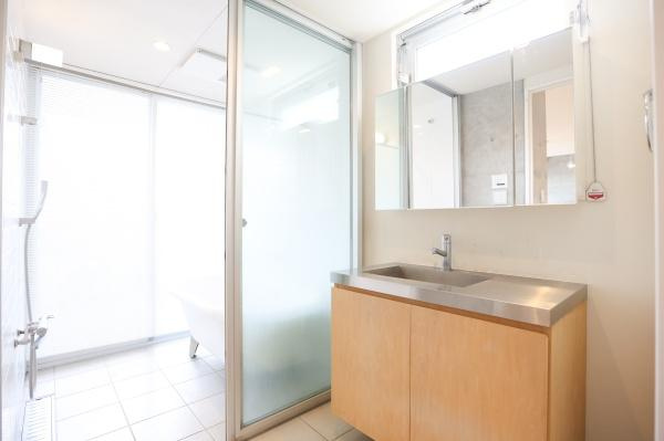 青葉台　戸建ての独立洗面台|明るい光が差し込む洗面台はシンプルで清潔感のあるデザインです。広々としたカウンターが使いやすさを感じさせます。大きな鏡も備わっていて毎日の身支度にも便利です。全体的にすっきりとまとまっています。