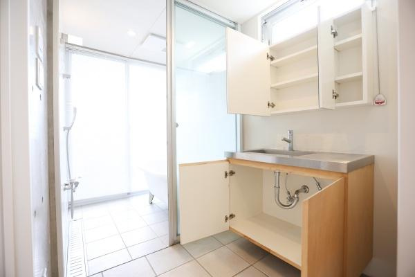 青葉台　戸建ての独立洗面台|収納スペースが豊富な洗面台で使いやすさを重視した設計です。明るい空間が広がり毎日の準備も快適に行えます。清潔感のあるシンプルなデザインが印象的です。浴室との動線も便利です。