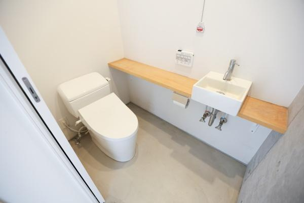 青葉台　戸建てのトイレ|シンプルなデザインのトイレは清潔感があり日々の使いやすさを感じられます。手洗い器が設置されており空間を効率的に利用しています。カウンターが備わっていてちょっとした物置きにも便利です。