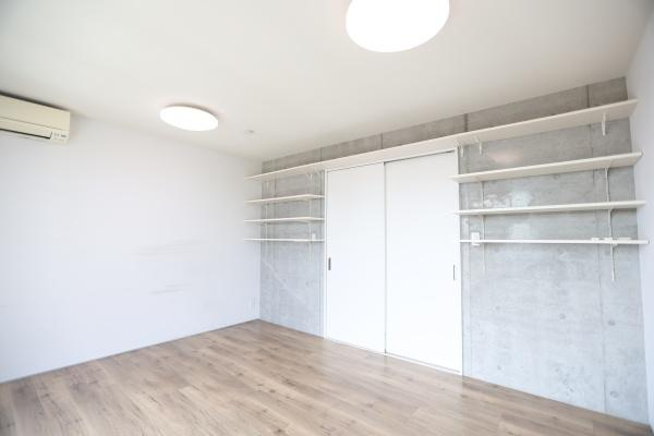 青葉台　戸建ての洋室|明るい照明が設置されており清潔感のある洋室です。収納棚が壁面に備わっていて整頓しやすい空間となっています。木目調のフローリングが落ち着いた雰囲気を演出します。エアコン付きで快適に過ごせます。