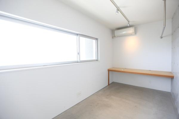 青葉台　戸建ての洋室|シンプルな内装が空間を広く感じさせます。横長の窓から十分な採光が得られます。壁付けのカウンターは多用途に使用可能です。エアコン付きで快適な室温管理ができます。