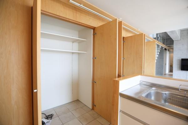 青葉台　戸建ての収納|収納スペースが広めに設計されており整理整頓しやすいです。棚板も備え付けられているため物の出し入れが便利です。木目調の扉がインテリアにも調和しています。収納スペースの高さがあり大きな物も置きやすいです。