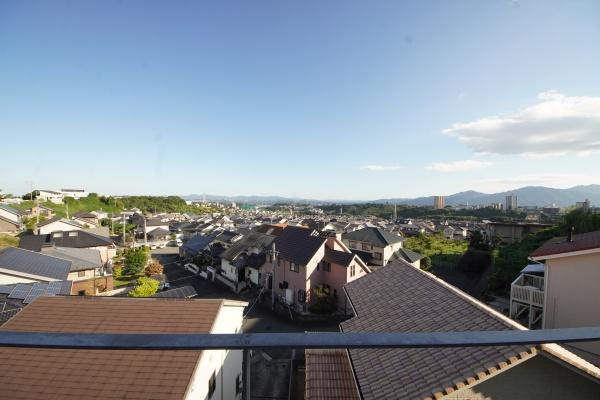 青葉台　戸建てのその他|ベランダからは、街並みを一望できる開放的な景色が広がります。
晴れた日には、遠くの山々まで見渡せ、思わず深呼吸したくなるような気持ちよさです。