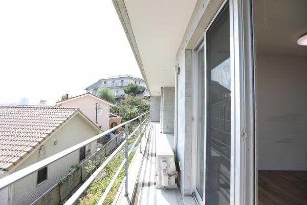 青葉台　戸建てのバルコニー|開放感のあるバルコニーは外からの光をたっぷり取り込める設計です。隣家との距離感も確保されゆったりとした雰囲気です。バルコニーからの眺めも良好で住まいに明るさと広がりをプラスします。