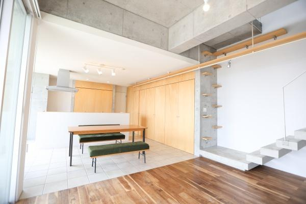 青葉台　戸建ての居間・リビング|明るい光が差し込むリビングは開放感のある空間です。コンクリートと木材の組み合わせが印象的です。シンプルでスタイリッシュなデザインが魅力です。動線もわかりやすく使いやすい印象です。