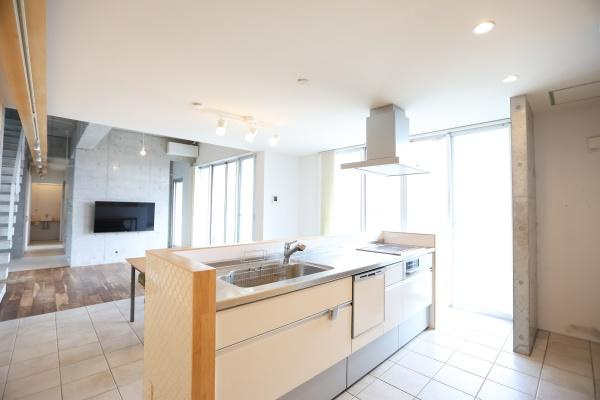 青葉台　戸建てのキッチン|明るい光が差し込む開放感のあるキッチンです。シンプルなデザインが空間をすっきりと見せています。リビングとのつながりも感じられるレイアウトです。キッチンスペースが広く確保されています。