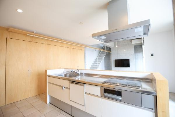 青葉台　戸建てのキッチン|開放的な空間にあるキッチンで明るさと清潔感が際立ちます。収納が豊富で使いやすさが感じられる設計です。ステンレスの天板と最新の設備が調和しています。シンプルで洗練されたデザインが魅力です。