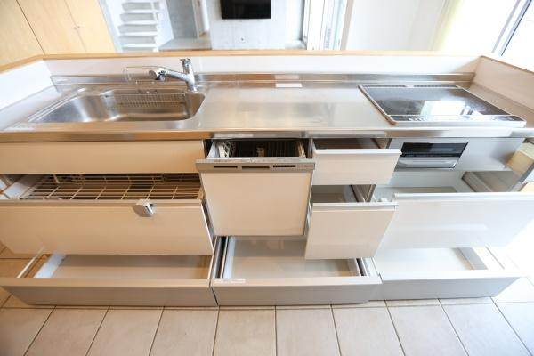 青葉台　戸建てのキッチン|収納スペースが豊富で調理道具や食器の整理に便利です。天板が広く使いやすいシンクと加熱機器が設置されています。シンプルなデザインで清潔感があります。引き出しが多く使い勝手の良いキッチンです。