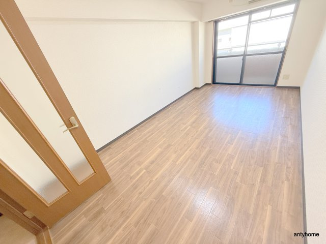 ドミール江戸堀　仲介手数料無料の居間・リビング