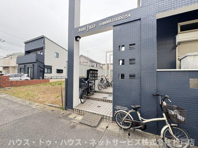 ジュネパレス新松戸第５４のエントランス