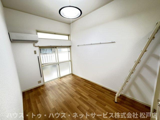 ジュネパレス新松戸第５４の居間・リビング