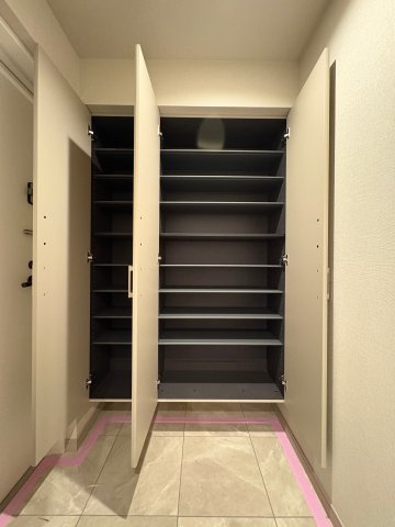 ルネ上野桜木の玄関