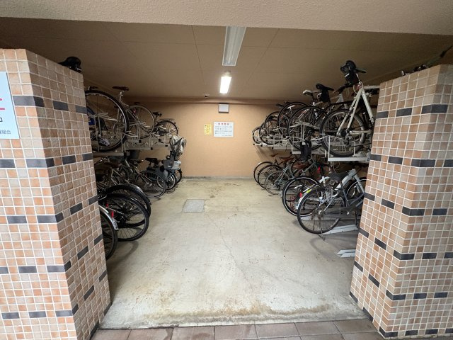 ルネ上野桜木の駐車場