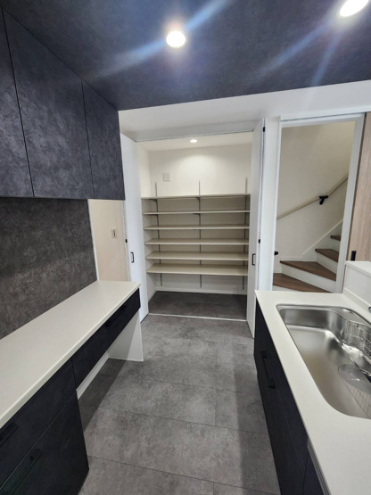 【キッチン】 | 東大阪市衣摺4丁目 | キッチンサイドに大容量のパントリー（収納）あります！