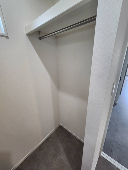 【収納】 | 東大阪市衣摺4丁目 | 洗面＆ランドリー室にあるリネン庫は可動式の棚とハンガーパイプになっています♪