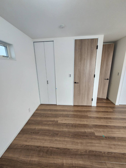 【子供部屋】 | 東大阪市衣摺4丁目 | 【3階：洋室5.0帖】生活スタイルで変更可能、2ドア1ルーム仕様です♪クローゼット完備です♪