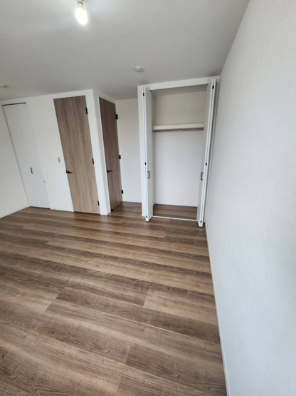 【子供部屋】 | 東大阪市衣摺4丁目 | 【3階：洋室5.4帖】生活スタイルで変更可能、2ドア1ルーム仕様です♪クローゼット完備です♪