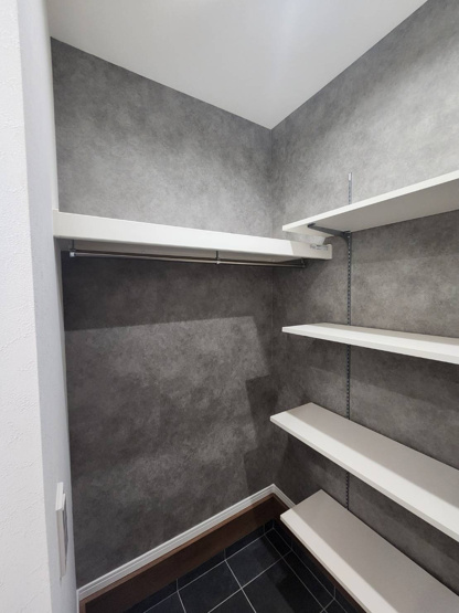 【収納】 | 東大阪市衣摺4丁目 | 【シューズクローク内】あると便利なハンガーパイプ付きです！