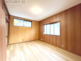 明るい色合いのフローリングとクロスを使用した洋室は家具やインテリアとも調和しやすく空間が広く感じられ開放感を生み出します。自然光を効果的に反射し、室内を明るく保つため、日中の照明使用を抑えられます。