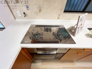 多数の調理器具を同時に使用でき、料理の効率化が可能。省エネで節約になり、様々な料理スタイルに適応できます。また、火力調整が独立しており、手入れや掃除もしやすく、今よりもっとお料理が楽しくなるかも。