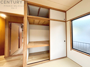 押入れは季節の衣類、寝具などを収納できます。伝統的な美しさと実用性が融合し、収納物を保護する調湿・換気効果があります。使い方によっては書類や小物なども効果的に整理でき空間を有効活用できます。