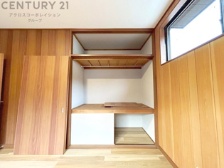 押入れは季節の衣類、寝具などを収納できます。伝統的な美しさと実用性が融合し、収納物を保護する調湿・換気効果があります。使い方によっては書類や小物なども効果的に整理でき空間を有効活用できます。