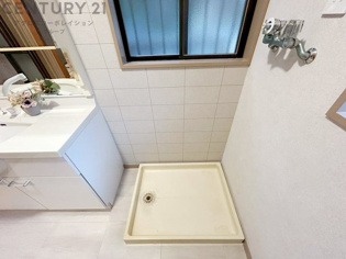 洗濯物の仕分け作業がしやすく、整理整頓が容易になります。洗濯音や湿気を他の部屋に持ち込まず、生活環境を快適に保ちます。上部を活用すれば収納スペースを確保でき洗剤や洗濯用品の整理もしやすくなります。