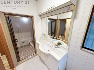 衣服の収納や脱ぎ着や整理整頓がしやすく、湿った衣類を乾燥させるスペースがありカビや臭いの発生を防ぎます。床の汚れを他の部屋に持ち込まず清潔を保つことができます。また快適な入浴環境の整備にも役立ちます。