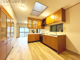 キッチン前のダイニングスペース　カウンターキッチンから料理の受け渡し等に便利です。ダイニングセットを置いても十分な広さを確保。