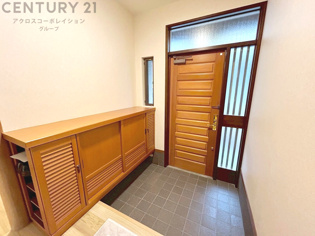 大きな玄関収納付きの玄関です　家族皆様の履物をしっかり収納できます