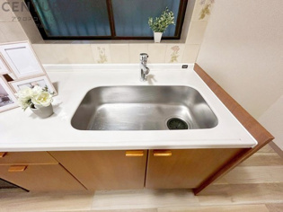 大きなシンクでお鍋などの大きな調理器具を洗う際にも便利です。