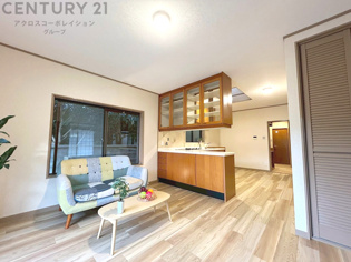 リビングダイニングは家族や友人とのコミュニケーションを楽しむ場所でくつろぎながら食事や会話を楽しめ、多目的に利用できリラックスできる空間です。家庭内の中心として機能し、快適な生活をサポートします。