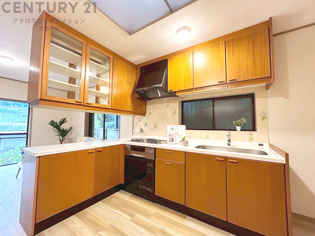 シンプルなデザインと使いやすさを兼ね備えた対面式システムキッチンは、効率的な作業スペースを提供し、家族やゲストとのコミュニケーションを促進します。