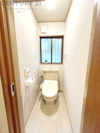 温水洗浄便座付トイレは温水洗浄機能により、暖かい水でおしりを洗浄することができ、冷たい水を使う従来の便座に比べ、温水洗浄機能で暖かいトイレを提供し、快適な使用を可能にします。