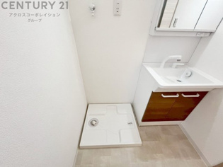 洗濯物の仕分け作業がしやすく、整理整頓が容易になります。洗濯音や湿気を他の部屋に持ち込まず、生活環境を快適に保ちます。上部を活用すれば収納スペースを確保でき洗剤や洗濯用品の整理もしやすくなります。