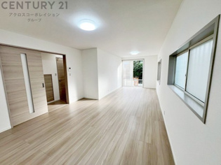 キッチン前のダイニングスペース　カウンターキッチンから料理の受け渡し等に便利です。ダイニングセットを置いても十分な広さを確保。