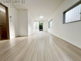 リビングダイニングは家族や友人とのコミュニケーションを楽しむ場所でくつろぎながら食事や会話を楽しめ、多目的に利用できリラックスできる空間です。家庭内の中心として機能し、快適な生活をサポートします。