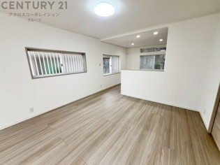 キッチン前のダイニングスペース　カウンターキッチンから料理の受け渡し等に便利です。ダイニングセットを置いても十分な広さを確保。